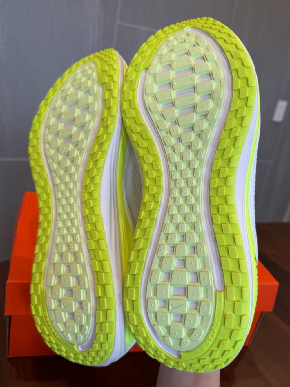 Men’s Nike Vomero Plus - Picture 3 of 4